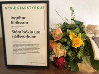 Viðurkenningarskjal með umsögn um verkið Stóra bókin um sjálfsvorkunn